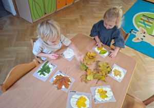 "Liście" w kaszolinie - praca plastyczna