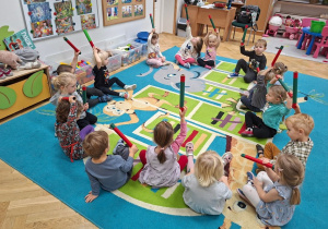 Zabawy z rurkami przy dźwiękach muzyki Bollywood