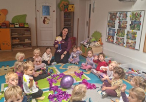 Dzień fioletowy - zabawa "Find me sth purple"