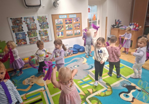 Taniec z fioletowymi bibułkami