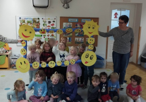 Międzynarodowy Dzień Uśmiechu - pozowanie z panią Kasią