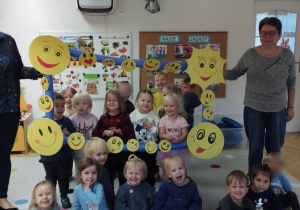 Międzynarodowy Dzień Uśmiechu - wspólne pozowanie do zdjęcia