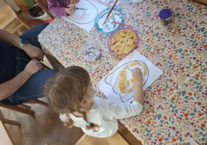 "Stworki, potworki" - zabawy z makaronem