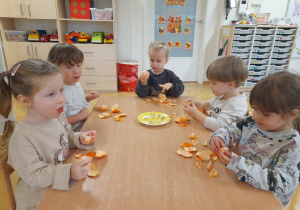 Ćwiczenie naszych paluszków - samodzielne obieranie mandarynki