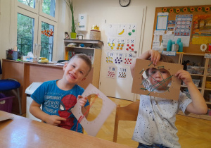 Ćwiczenia z kącika Sprytnej Rączki - wyszywanie jesiennych owoców