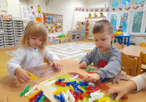 Ćwiczenie zręczności naszych paluszków i odpowiedniego chwytu - przyczepianie kolców jeżykowei