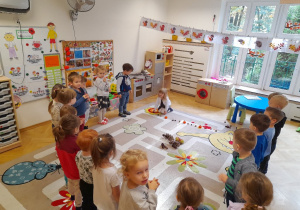 Jesienna orkiestra - układanie rytmów matematycznych z darów natury i odzwierciedlenie obrazu w ruchu