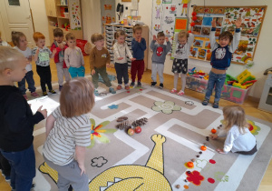 Uważnie słuchaliśmy naszej Dyrygentki a przy okazji ćwiczyliśmy nasze ciała