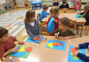 Nasze piękne koszyczki z owocami - ćwiczenie manualne