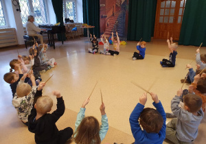 Zabawy muzyczno - ruchowe z Panią Krysią - kształtowanie uwagi słuchowej oraz gry na instrumentach