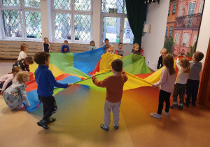 Zabawy z kolorową chustą - integracja grupy i kształtowanie orientacji w przestrzeni