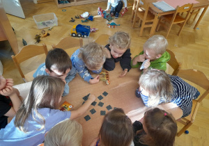 W czasie wolnym zaczynamy grać w gry planszowe