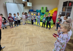 Wspólne muzykowanie z Panią Kasią podczas rytmiki