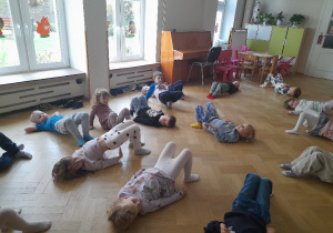 Uwielbiamy zabawy w sali ruchowej, które pomagają nam rozwijać mięśnie całego ciała