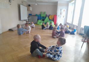 Zabawy z wykorzystaniem metody V.Sherborne Ruch Rozwijający, które wspierają mięśnie naszego ciała, uczą wyczucia siebie i przestrzeni