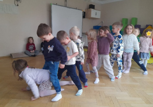 Zabawa ruchowa Tunel podczas, której wspaniale się integrujemy i uczymy współpracy