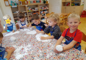 Nasze zabawy sensoryczne w ramach innowacji "Sprytne rączki mamy" pomagają nam rozwijać nasze zdolności