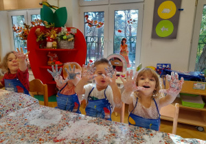 A nasze rączki jakie były zadowolone z tego twórczego lepienia i brudzenia