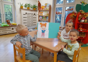 W Krainie emocji czekało nas wiele zadań, m.in praca w grupach i wspólne układanie puzzli