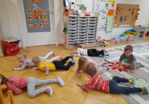 Codziennie ćwiczymy nasze ciała, np. podczas zabaw w żołnierzy albo robaczki