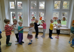Zabawy taneczne również wspaniale uczą nas współdziałania z innymi
