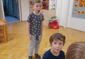 Zagadki przedstawiane przez naszych kolegów poszły nam znakomicie, a my nazwaliśmy bezbłędnie wszystkie pokazane emocje