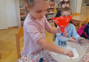 Ostatnim zadaniem było stworzenie antystresowych gniotków, które zabraliśmy do domu aby korzystać z nich w chwilach smutku, strachu i złości