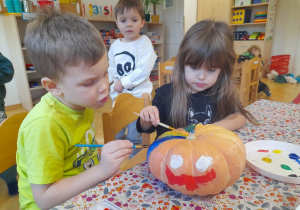 Wspólne celebrowanie Dnia Dyni i nasza wspólna praca plastyczna Szalona Dynia, którą można podziwiać w szatni