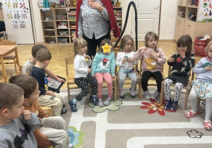 Zabawy ruchowe z sylwetami owoców - Owocowa Sałatka