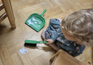 Dzielnie pomagamy naszym Paniom utrzymać porządek w sali - korzystamy z Kącika Małego Pomocnika