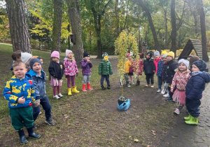 Jesteśmy dumni z naszego nowego drzewka. Witaj Iwo w ogrodzie.