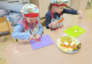 Integracja grupowa przy wspólnym przygotowaniu sałatki owocowej