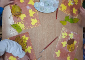 Jesienne Potworki - rozwijanie motoryki małej oraz wrażeń dotykowych poprzez kontakt z materiałem przyrodniczym