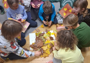 Jesienne potworki - tworzenie pracy z wykorzystaniem liści