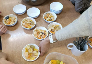 Pyszna samodzielnie przyrządzona sałatka owocowa