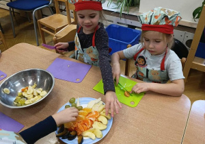 Rozwijanie sprawności motorycznej przy krojeniu owoców do wspólnej sałatki