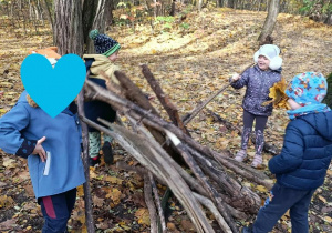 Spacer po parku - Tworzenie szałasu z gałęzi znalezionych w parku. Rozwijanie umiejętności konstruktorskich.