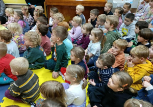 Teatrzyk Orzełek, przedstawienie i zapatrzona publiczność