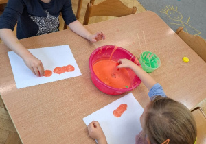 Tworzenie jesiennych dyni za pomocą stempelków