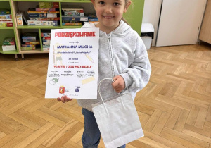 Wręczenie nagrody za udział w Dzielnicowym Konkursie