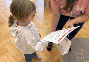 Wręczenie nagrody za udział w Dzielnicowym Konkursie