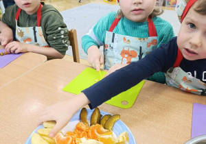 Wspólne przyrządzanie sałatki owocowej