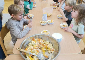 Zdrowy posiłek z samodzielnie przyrządzonej sałatki owocowej