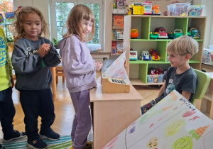 Zabawa w sklep. Odgrywanie roli kupującego i sprzedawcy. Rozwijanie umiejętności społecznych.