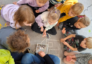 Zabawa w sklep. Przypomnienie nominałów, ich nazw oraz wyglądu. Liczenie do 10.