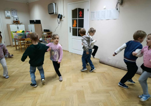 Zabawy muzyczno - rytmiczne na rytmice z Panią Kasią