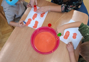 Zabawy sensoryczne z rosnącymi farbami