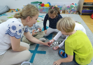 Zabawy z językiem angielskim - przeliczanie oczu do 10