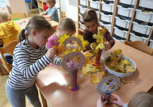 Komponujemy z liści jesienne drzewo