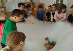 Zabawa muzyczno - ruchowa "Żabki tańczą"